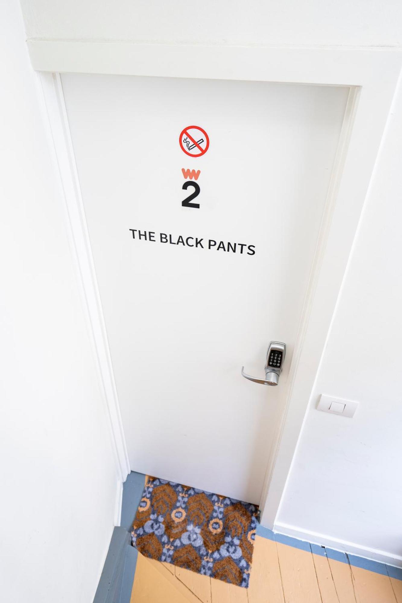 Shway - The Black Pants Antwerpen Bagian luar foto
